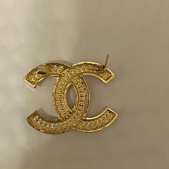 - Classic Double CC Pearled Brooch - Picture 4 of 15